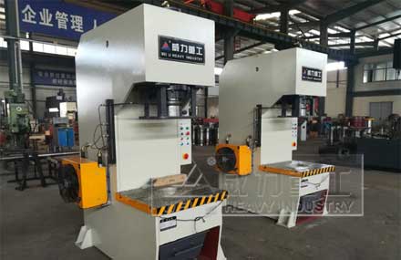 <b>100噸單臂液壓機(jī)(特殊定做)</b>